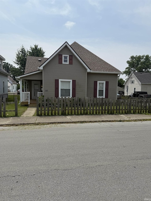 923 W Jackson St, Kokomo, IN 46901 - view of front of house featuring roof with shingles, a fenced front yard, and a porch