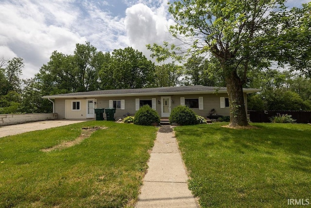 3529 S Walnut St, Muncie, IN 47304 - view of front facade featuring a front lawn