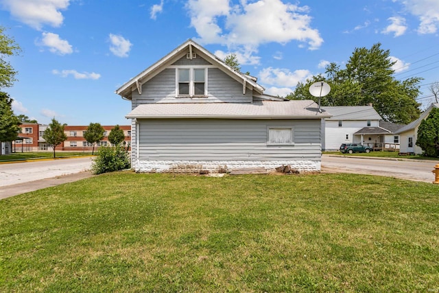 906 S Union St, Kokomo, IN 46901 - view of home's exterior featuring a lawn