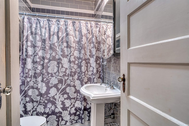 2732 Pennsylvania St, Evansville, IN 47712 - full bathroom with a shower with curtain