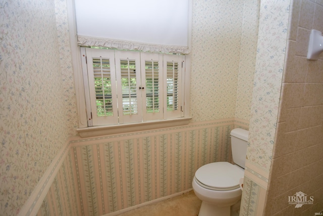 3209 E Kendall Ln, Muncie, IN 47303 - bathroom featuring toilet and wallpapered walls