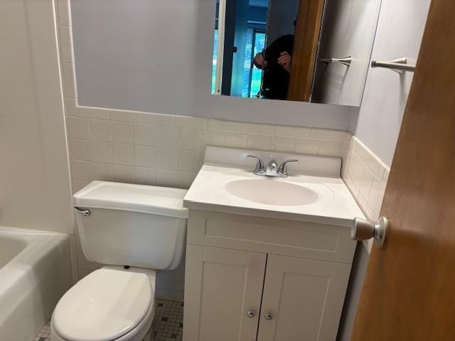 2500 Topsfield Rd Unit 907, South Bend, IN 46614 - full bath with vanity and tile walls