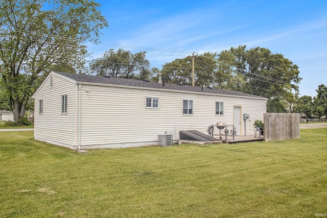 2734 Hawthorne St, Elkhart, IN 46517 - rear view of property featuring a yard