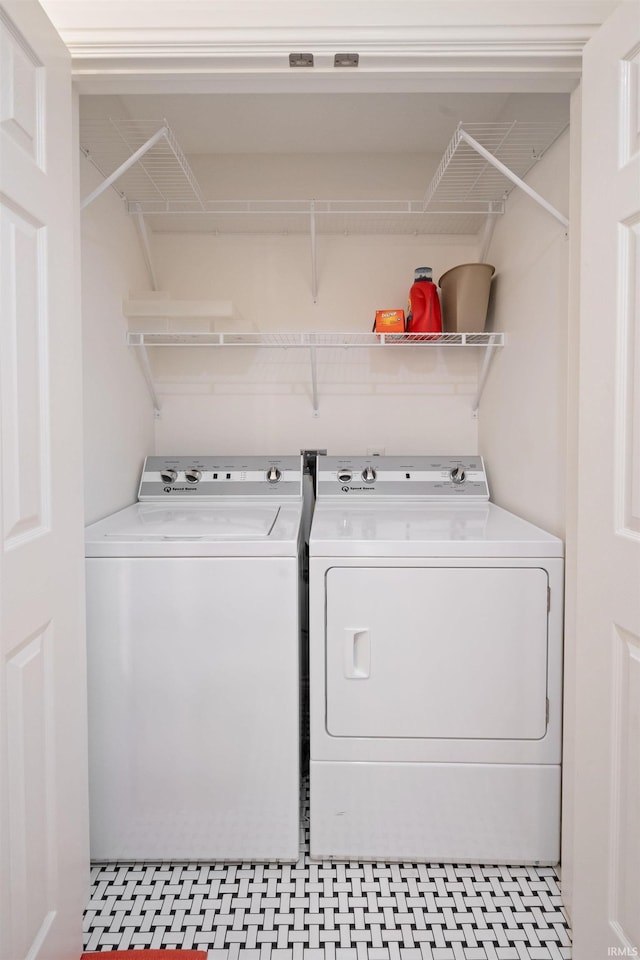 4416 Lakeshore Dr, Kokomo, IN 46902 - laundry area with washer and dryer