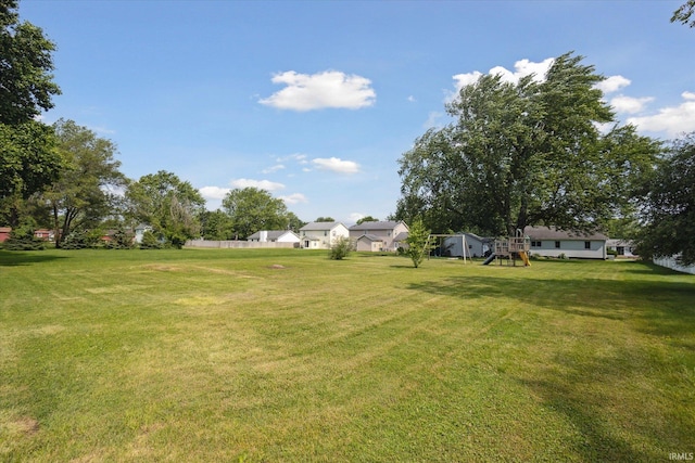 439E 17th St, Mishawaka, IN 46544 - view of grassy yard