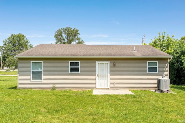 3610 E Sherwood Ter, Fort Wayne, IN 46806 - back of house featuring a yard