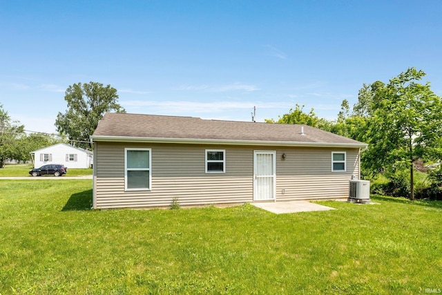 3610 E Sherwood Ter, Fort Wayne, IN 46806 - rear view of house with a lawn
