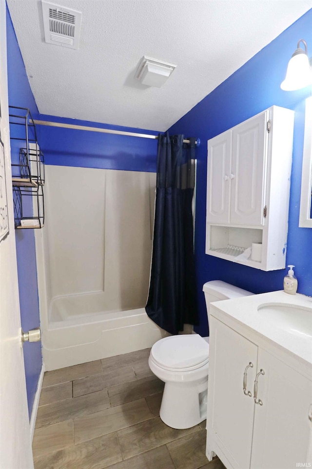 2907 Prairie Ln, Lafayette, IN 47904 - full bath featuring wood finished floors, vanity, a textured ceiling, and shower / tub combo