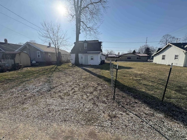 2806 S Walnut St, Muncie, IN 47302 - view of yard featuring a residential view