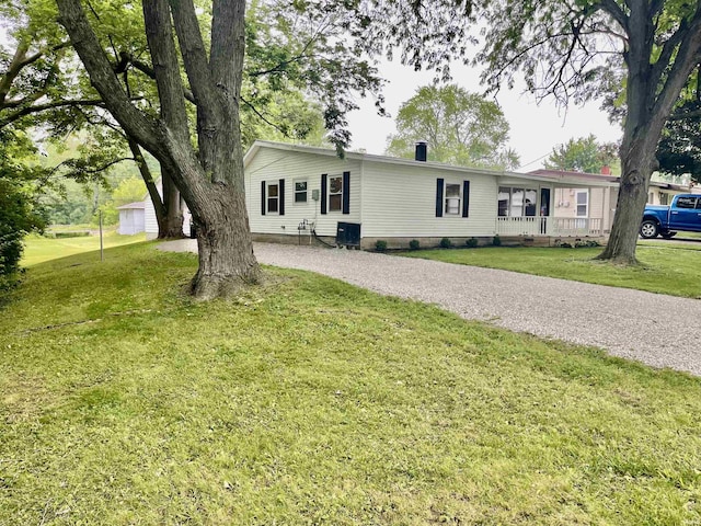 210 Gladstone Dr, Wabash, IN 46992 - manufactured / mobile home with driveway and a front yard