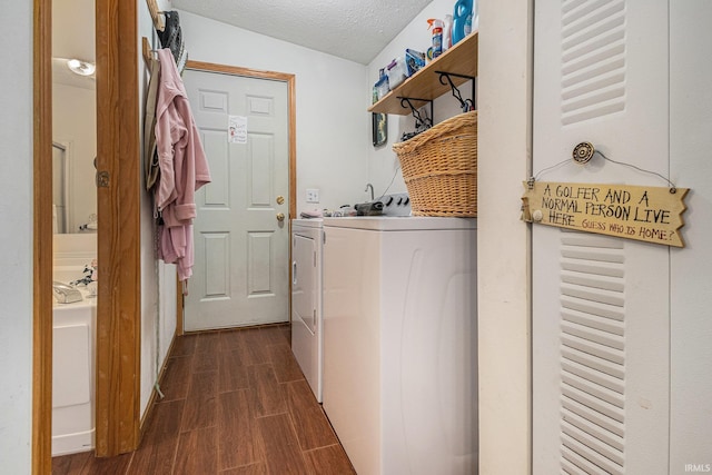 205 Par Blvd, Bristol, IN 46507 - laundry area featuring washer and dryer, dark wood-style flooring, and a textured ceiling