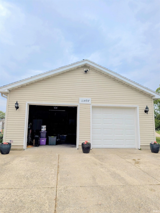 11497 N Biscayne Ln, Cromwell, IN 46732 - view of garage