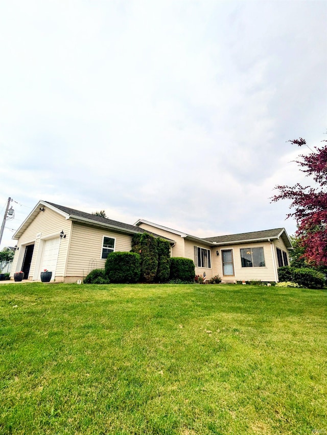 11497 N Biscayne Ln, Cromwell, IN 46732 - ranch-style home featuring an attached garage and a front yard