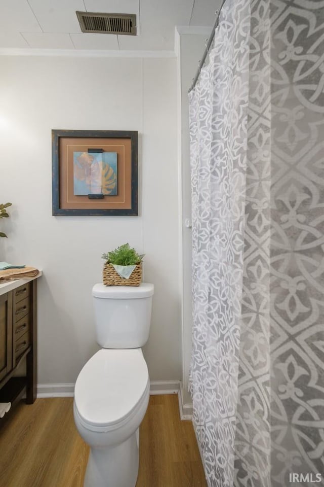 701 E N St, Kokomo, IN 46901 - full bathroom featuring wood finished floors and vanity
