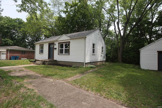 651 W Maple St, Wabash, IN 46992 - bungalow-style home with a front yard and roof with shingles