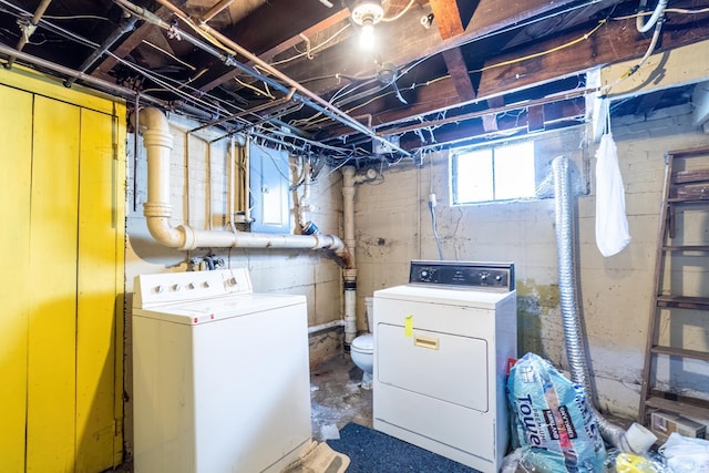 2130 N Wells St, Fort Wayne, IN 46808 - laundry room featuring washing machine and dryer