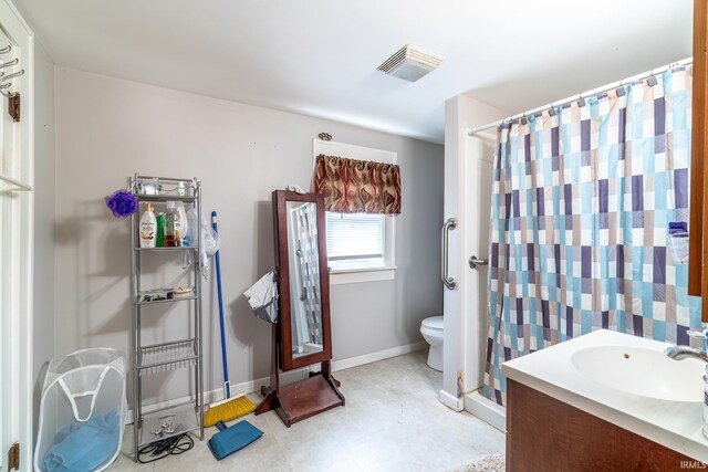 2130 N Wells St, Fort Wayne, IN 46808 - full bath featuring vanity and a shower with shower curtain