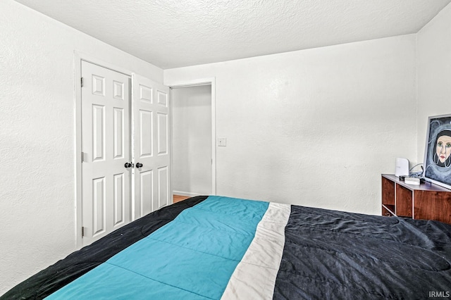 2514 Wood St, Elkhart, IN 46514 - bedroom with a textured wall, a textured ceiling, and a closet