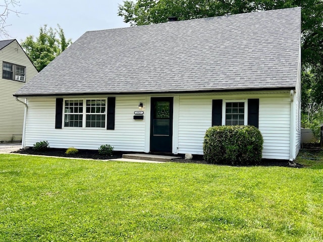 2927 Barnhart Ave, Fort Wayne, IN 46805 - view of front of property with roof with shingles and a front yard