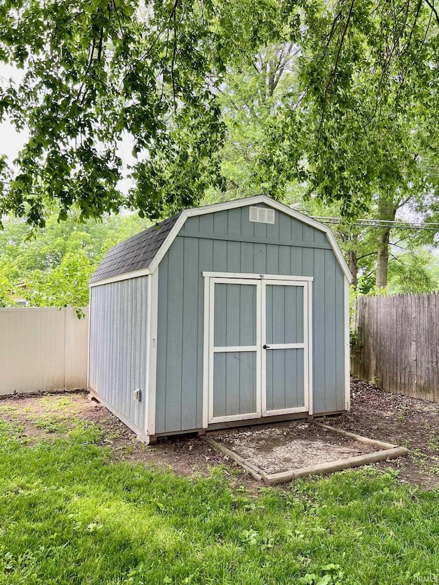 2927 Barnhart Ave, Fort Wayne, IN 46805 - view of shed with a fenced backyard