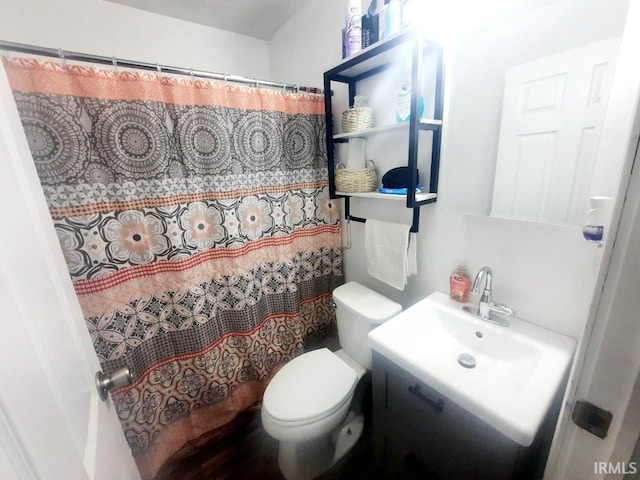 2629 S Meeker Ave, Muncie, IN 47302 - full bath featuring toilet and curtained shower