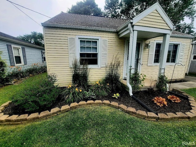 2629 S Meeker Ave, Muncie, IN 47302 - view of front of house with a front lawn and roof with shingles