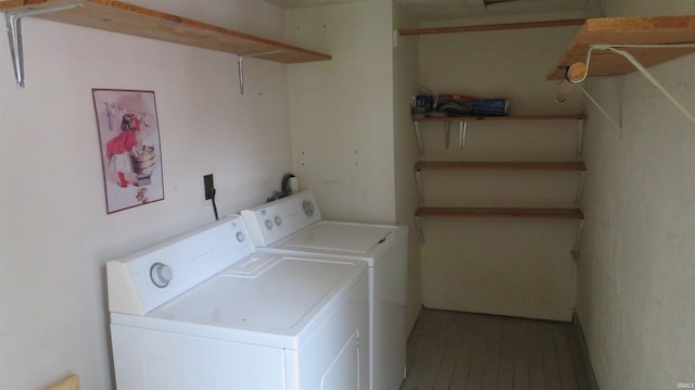 142 W Howard St, Galveston, IN 46932 - laundry area featuring independent washer and dryer