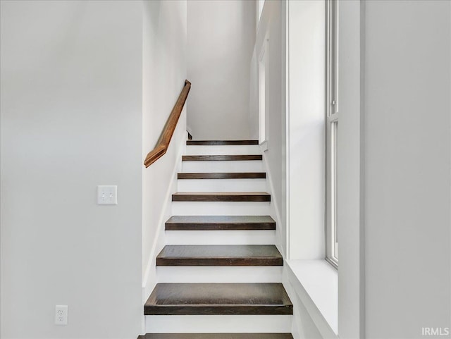 439 E Wayne St, Fort Wayne, IN 46802 - view of staircase