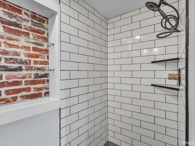439 E Wayne St, Fort Wayne, IN 46802 - bathroom featuring a tile shower and a textured ceiling