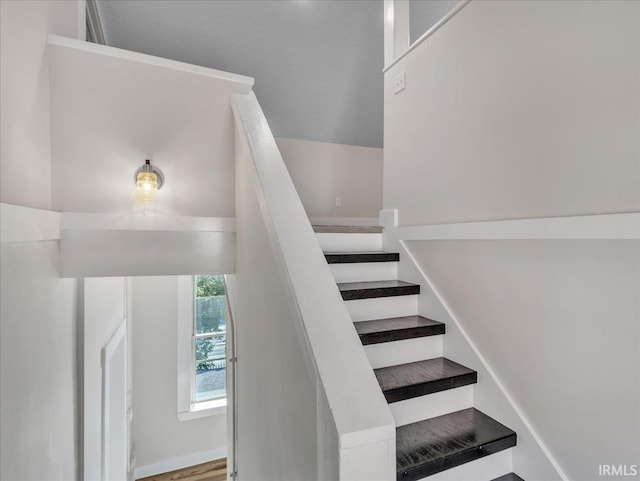 439 E Wayne St, Fort Wayne, IN 46802 - view of stairs