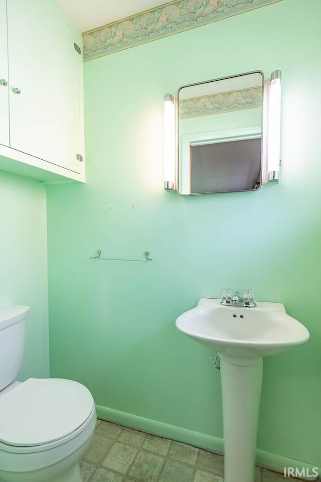 644 W Ladd Ave, Bloomington, IN 47403 - half bath with baseboards and toilet