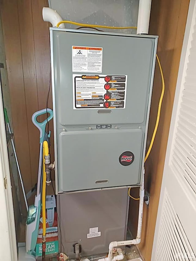 485 Boone St, New Haven, IL 62867 - utility room featuring heating unit