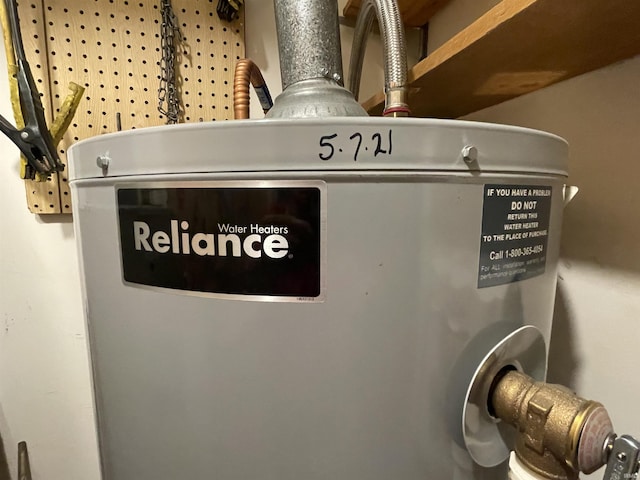 845 Crosspointe Ct, Wabash, IN 46992 - detailed view of water heater