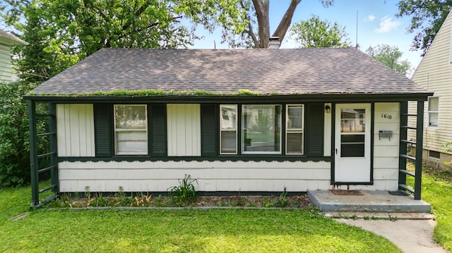 1610 Kentucky Ave, Fort Wayne, IN 46805 - bungalow-style home with a shingled roof and a front lawn