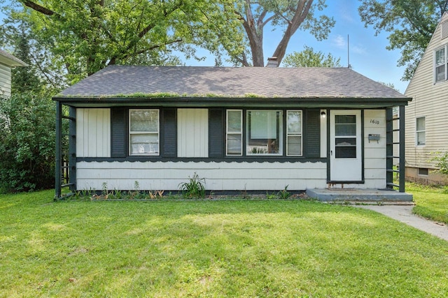 1610 Kentucky Ave, Fort Wayne, IN 46805 - view of front of home featuring a front lawn and a shingled roof