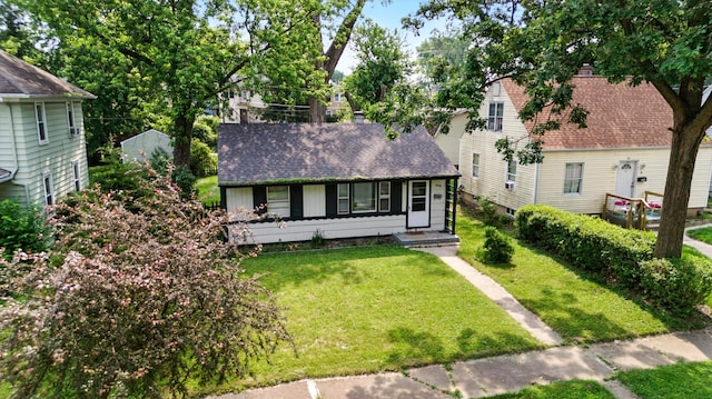 1610 Kentucky Ave, Fort Wayne, IN 46805 - view of front facade featuring a front lawn and a shingled roof