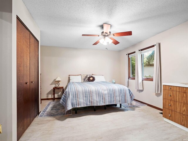 3723 Pebblewood Pl, Fort Wayne, IN 46804 - bedroom with light wood-style floors, a closet, a ceiling fan, and a textured ceiling