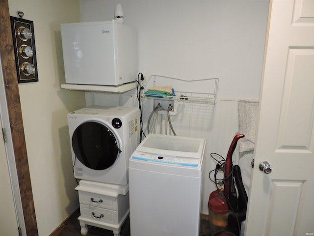 3643 S Bruner Rd, Warsaw, IN 46580 - laundry area with stacked washer and clothes dryer