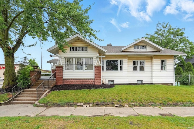 501 E Center St, Warsaw, IN 46580 - view of front of home featuring a front lawn and roof with shingles