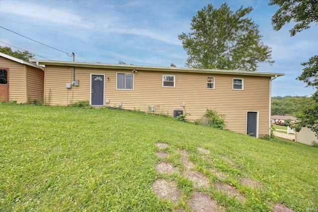 3121 S Yonkers St, Bloomington, IN 47403 - rear view of house featuring a yard