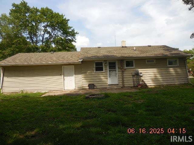 1608 Sunset Dr, Rochester, IN 46975 - rear view of house with a yard