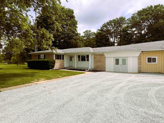 758 W 400 S Rd, Wabash, IN 46992 - ranch-style home featuring gravel driveway, a front lawn, and a shingled roof