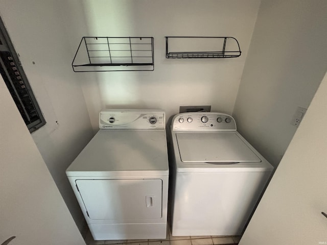 1821 E Johnson Ln, Vincennes, IN 47591 - laundry room with independent washer and dryer