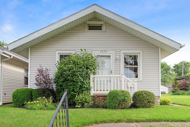 2405 E State Blvd, Fort Wayne, IN 46805 - view of front facade featuring a front lawn