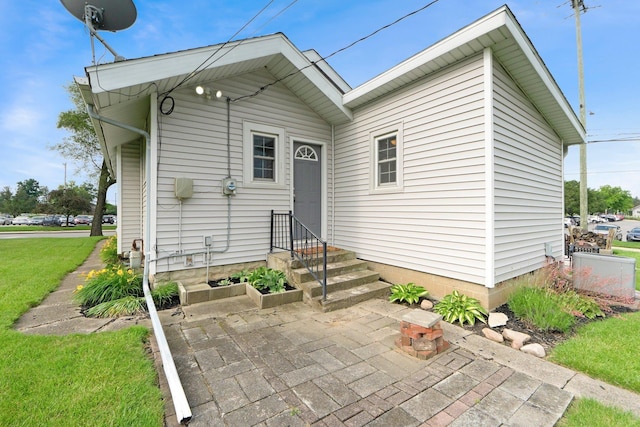 2405 E State Blvd, Fort Wayne, IN 46805 - rear view of house featuring entry steps and a patio