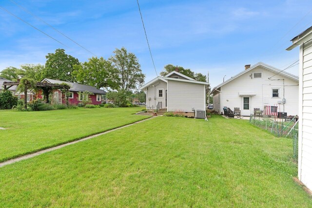 2405 E State Blvd, Fort Wayne, IN 46805 - view of green lawn with entry steps