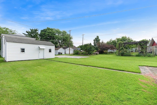 2405 E State Blvd, Fort Wayne, IN 46805 - view of grassy yard
