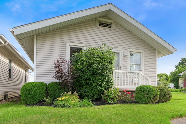 2405 E State Blvd, Fort Wayne, IN 46805 - view of side of property featuring a yard