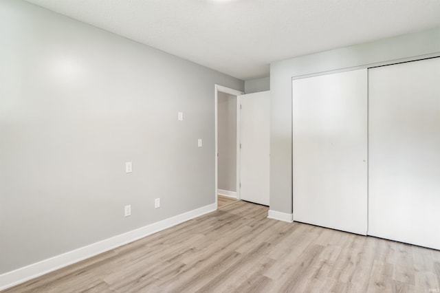 3524 Contessa Dr, Fort Wayne, IN 46816 - unfurnished bedroom featuring light wood-style floors and a closet