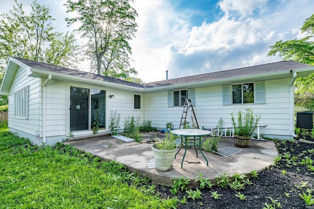3524 Contessa Dr, Fort Wayne, IN 46816 - rear view of house featuring a patio